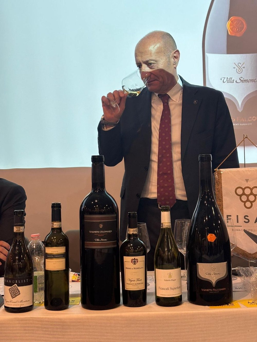 Francesco Radiciotti, sommelier, durante una degustazione di Frascati DOCG