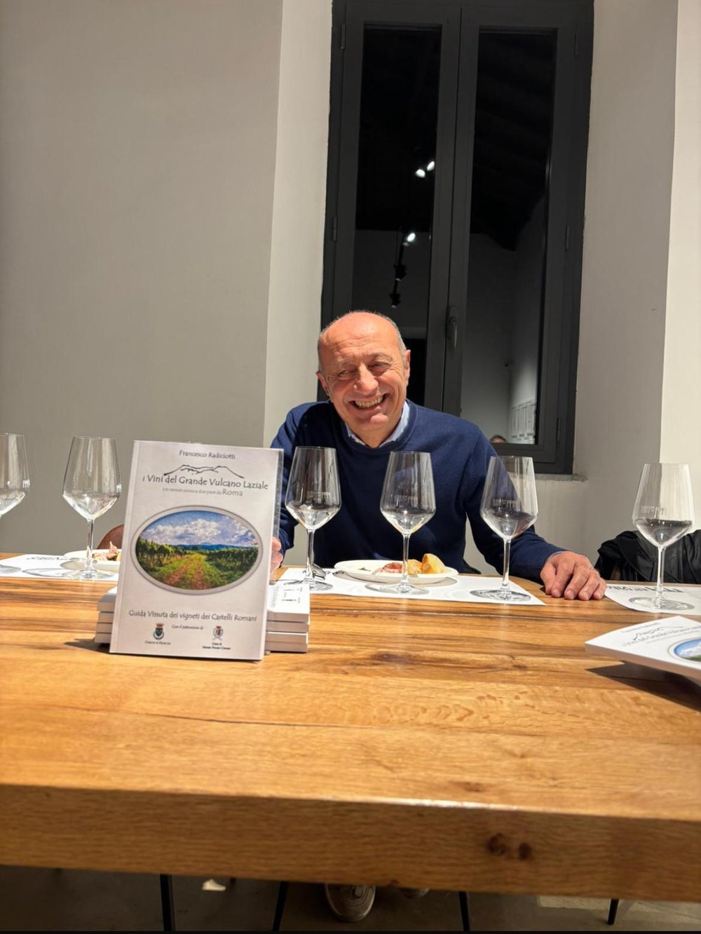 Francesco Radiciotti con il libro I Vini del Grande Vulcano Laziale